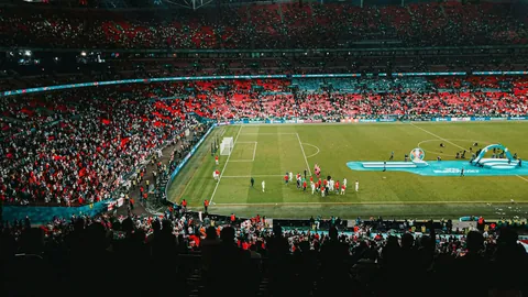 《曼联战术揭秘：强敌面前展反击神威，弱旅挑战需巩固火力优势！》